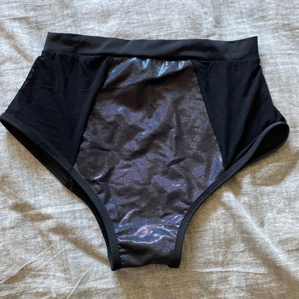 Medium high waisted rave bottoms